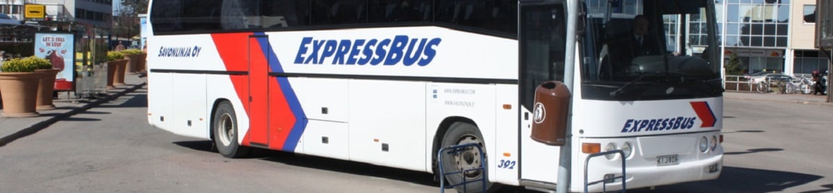 Linja-auto (Savonlinjan expressbus) kaupungissa edestä kuvattuna kesällä