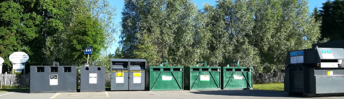 Rääkkylän S-Marketin pihalla oleva Rinki-ekopiste kesällä kuvattuna