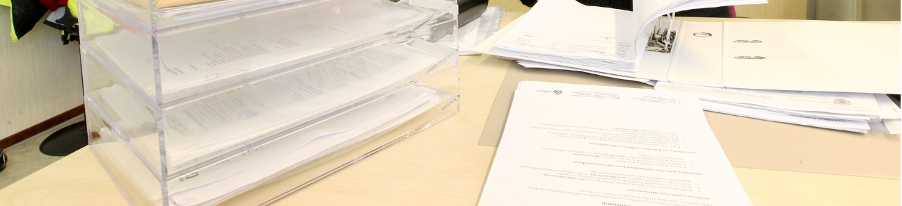 Asiakirjoja ja dokumenttejä työpöydällä