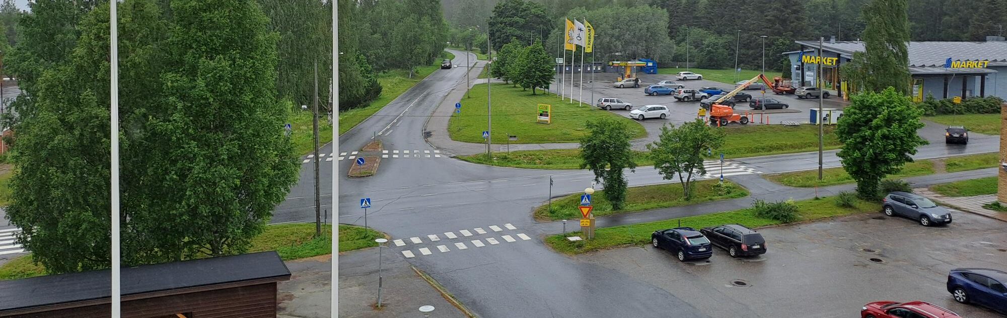 Kirkonkylän keskusta kesällä sadekelillä Kunnantalon katolta S-Marketin suuntaan kuvattuna