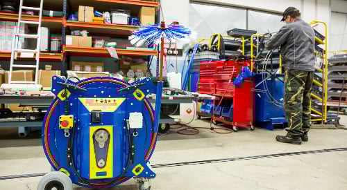 työntekijä tekee töitä tehtaassa