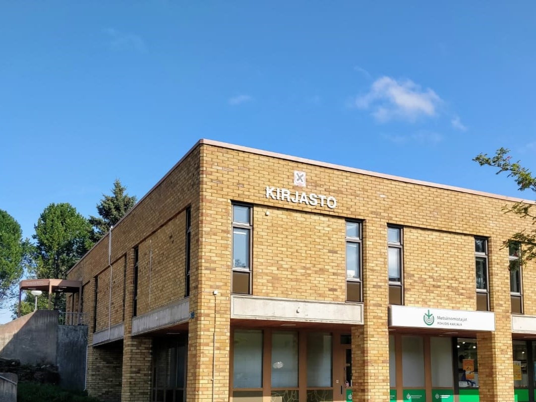 Rääkkylän kirjaston julkisivua sinistä taivasta vasten