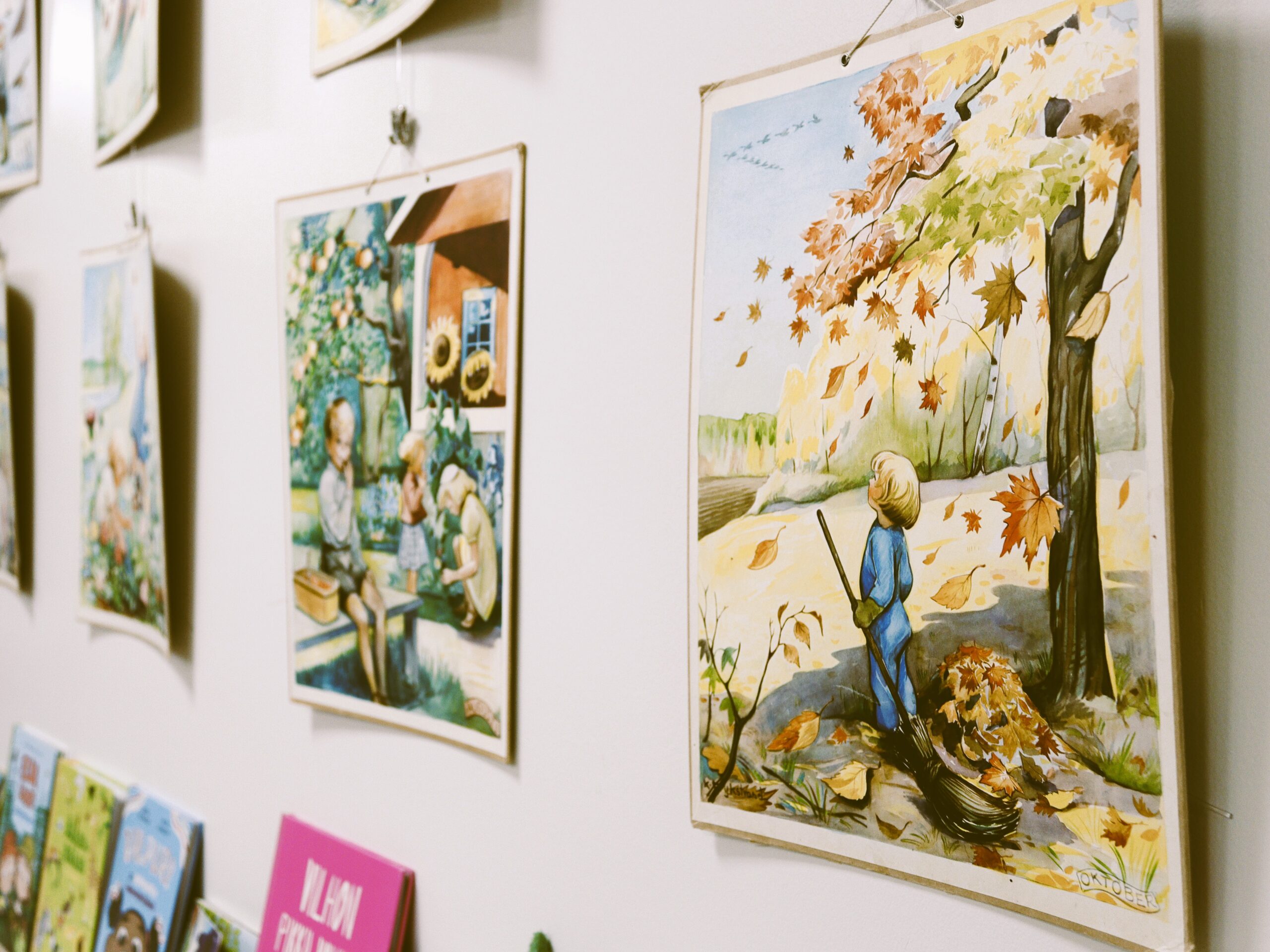 Vanhoja koulutauluja kirjaston seinällä