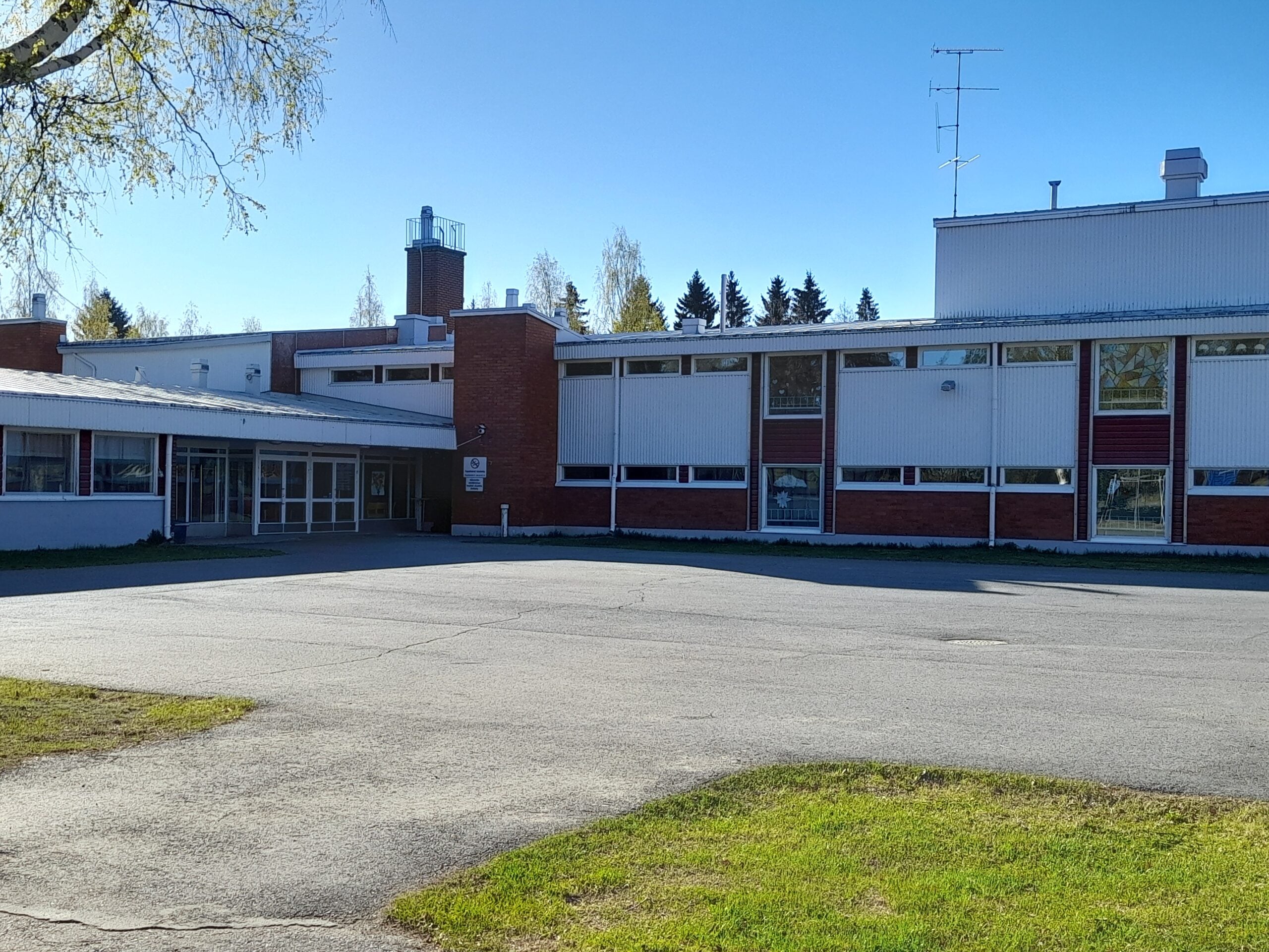 Koulukeskuksen piha-alue kesällä.