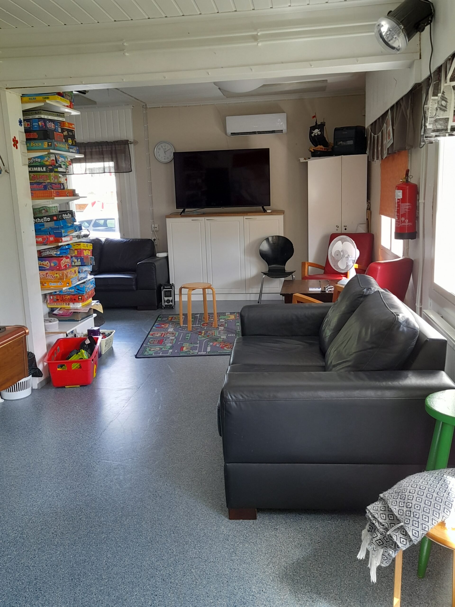 Nuorisotalolla toimii aamu- ja iltapäiväkerho. Kuvassa on kerhon pelejä ja kalustoa.